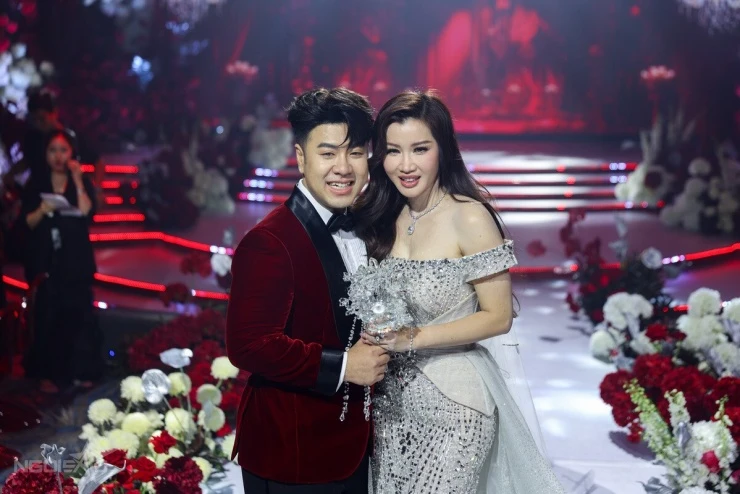 Akira Phan bật khóc, hôn vợ đắm đuối trong hôn lễ
