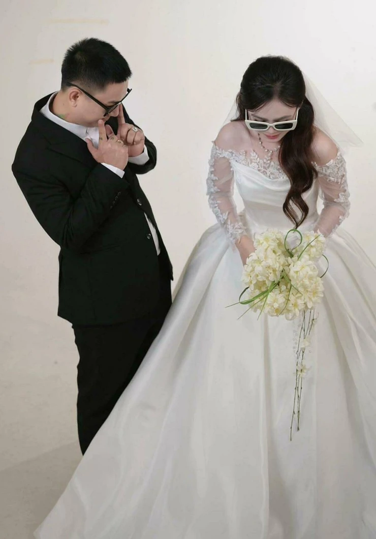 Ảnh cưới của Hoài Lâm và cô dâu kém 9 tuổi