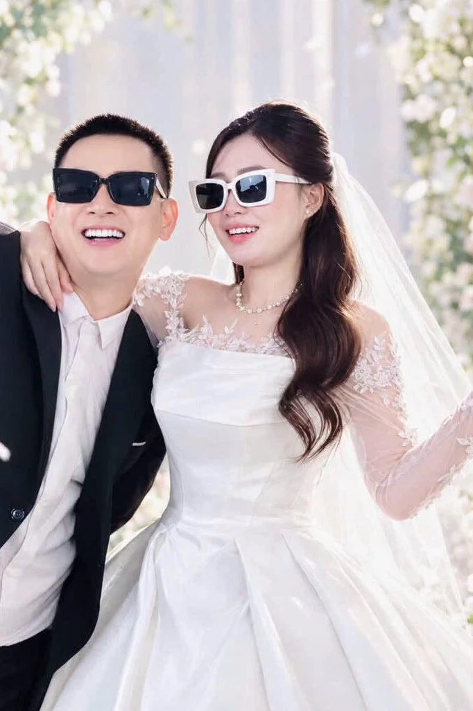 Ảnh cưới của Hoài Lâm và cô dâu kém 9 tuổi