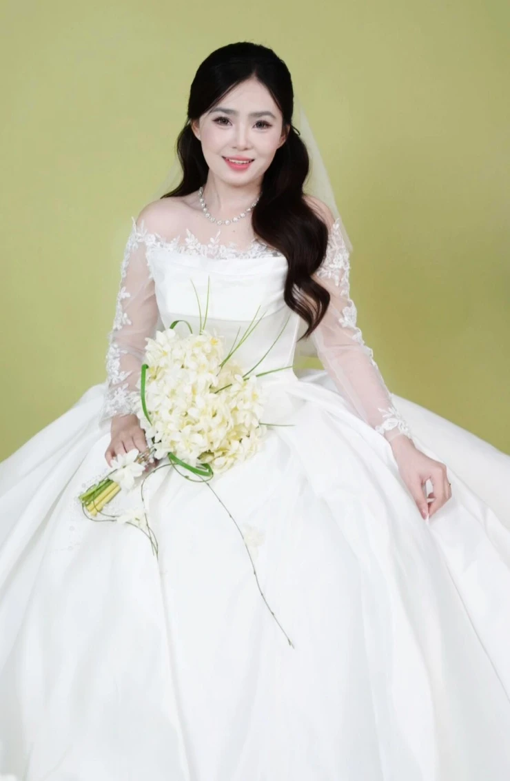 Ảnh cưới của Hoài Lâm và cô dâu kém 9 tuổi