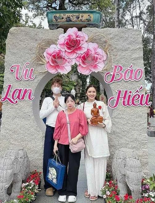 Ảnh sao 1/9: Midu và chồng thiếu gia tận hưởng kỳ nghỉ theo cách giản dị