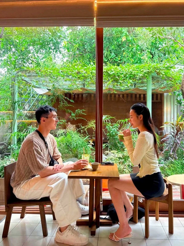 Ảnh sao 1/9: Midu và chồng thiếu gia tận hưởng kỳ nghỉ theo cách giản dị