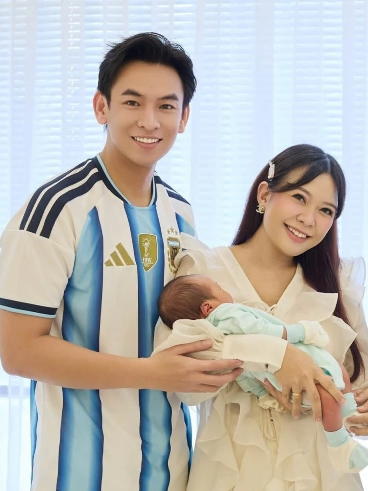 Ảnh sao 1/9: Midu và chồng thiếu gia tận hưởng kỳ nghỉ theo cách giản dị