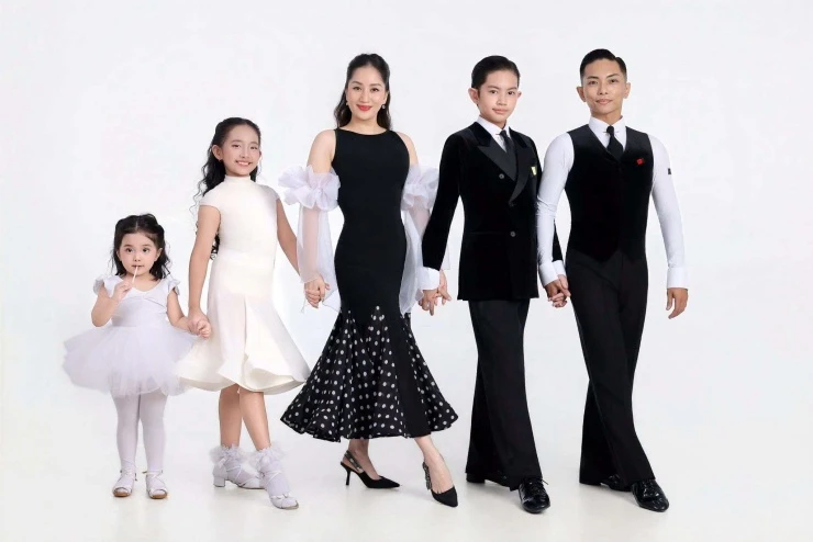 Ảnh sao 13/9: Nhà Thu Trang - Tiến Luật thăm miệt vườn quê ngoại Ảnh sao 13/9: Nhà Thu Trang - Tiến Luật thăm miệt vườn quê ngoại