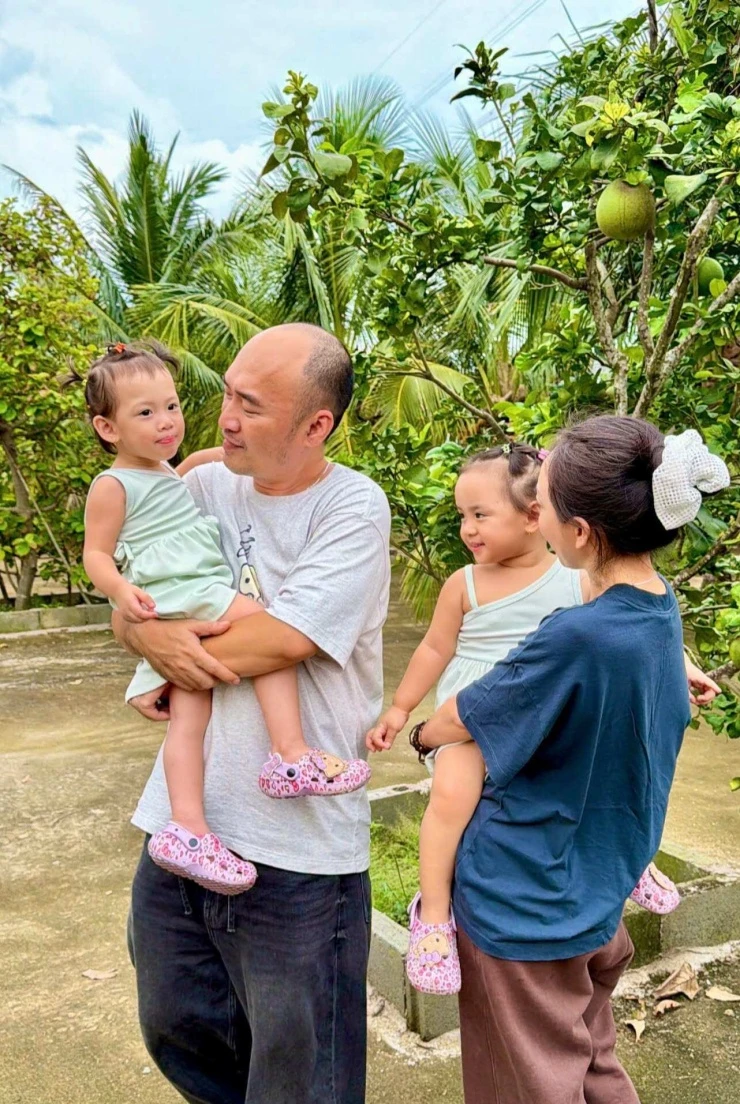 Ảnh sao 13/9: Nhà Thu Trang - Tiến Luật thăm miệt vườn quê ngoại Ảnh sao 13/9: Nhà Thu Trang - Tiến Luật thăm miệt vườn quê ngoại