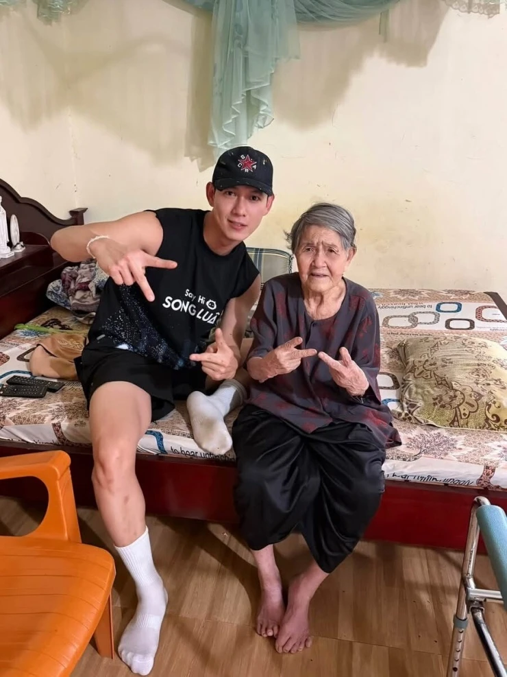 Ảnh sao 14/9: Đại Nghĩa đi hát ở chùa Ảnh sao 14/9: Đại Nghĩa đi hát ở chùa