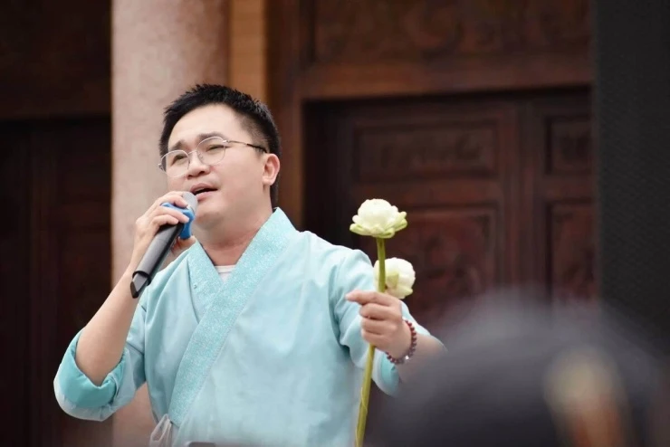 Ảnh sao 14/9: Đại Nghĩa đi hát ở chùa Ảnh sao 14/9: Đại Nghĩa đi hát ở chùa