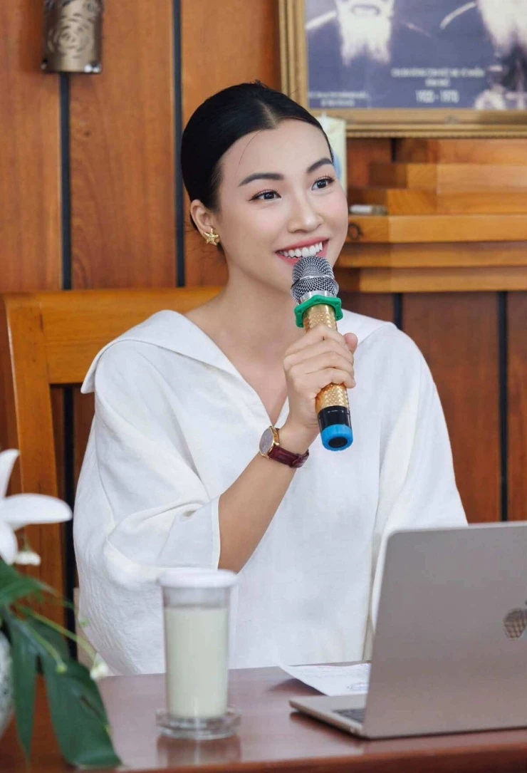 Ảnh sao 16/9: MC Mai Ngọc khoe mẹ U60 trẻ đẹp