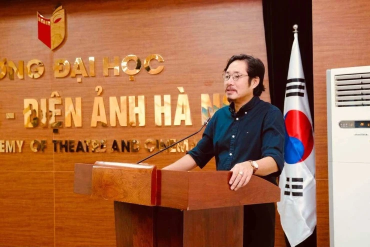 Ảnh sao 16/9: MC Mai Ngọc khoe mẹ U60 trẻ đẹp