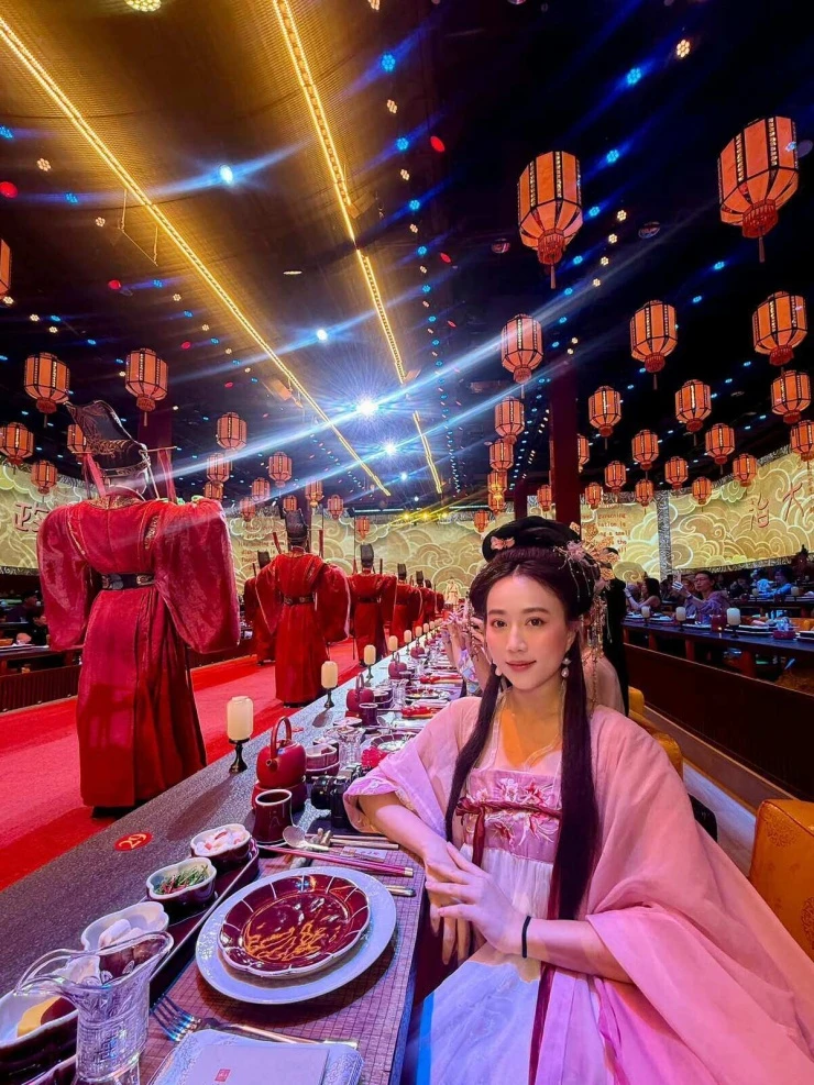 Ảnh sao 17/9: Vũ Thúy Quỳnh tự thấy mình hợp mang bầu Ảnh sao 17/9: Vũ Thúy Quỳnh tự thấy mình hợp mang bầu