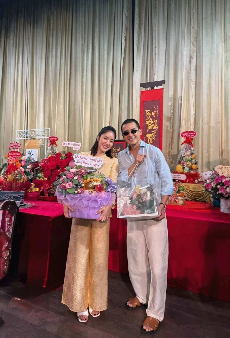 Ảnh sao 22/9: Hồng Đăng cảm ơn vợ vì 25 năm đồng hành
