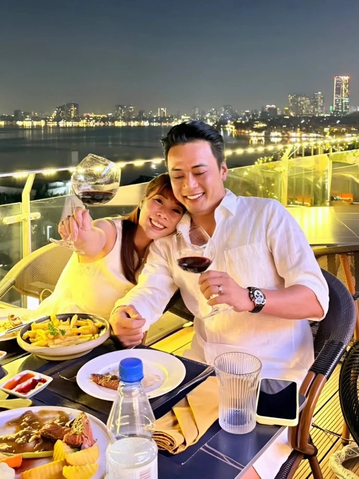 Ảnh sao 22/9: Hồng Đăng cảm ơn vợ vì 25 năm đồng hành