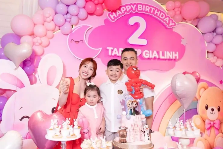 Ảnh sao 25/9: Nhật Kim Anh cùng mẹ chồng cũ và hai con đón Trung thu