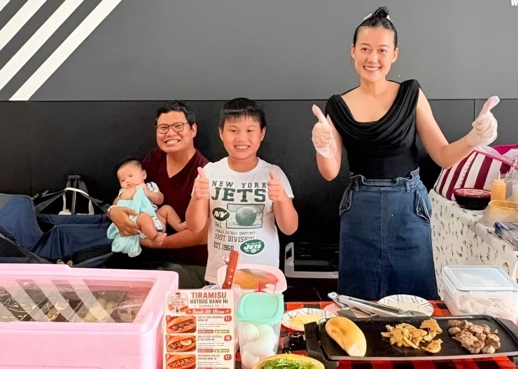 Ảnh sao 26/9: Diễn viên Kim Ngọc bán bánh mì mưu sinh ở Mỹ