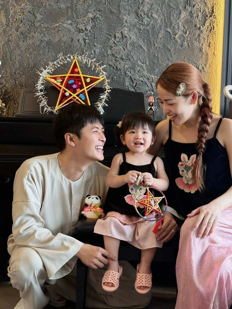 Ảnh sao 27/9: Puka - Gin Tuấn Kiệt cho con gái phá cỗ Trung thu
