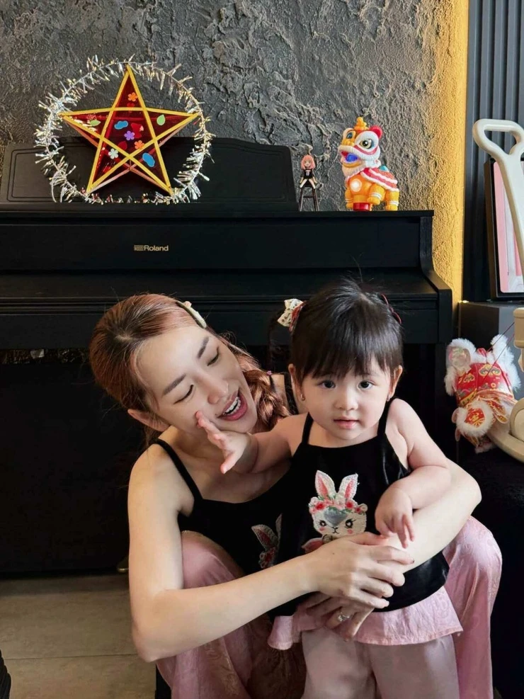 Ảnh sao 28/9: Hoàng Oanh trân trọng giây phút thảnh thơi bên con