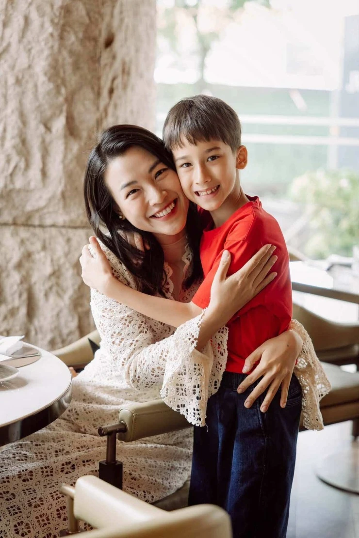 Ảnh sao 28/9: Hoàng Oanh trân trọng giây phút thảnh thơi bên con