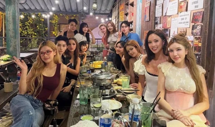 Ảnh sao 30/9: Đoan Trang mừng kỷ niệm cưới của bố mẹ Hoàng Oanh Ảnh sao 30/9: Đoan Trang mừng kỷ niệm cưới của bố mẹ Hoàng Oanh