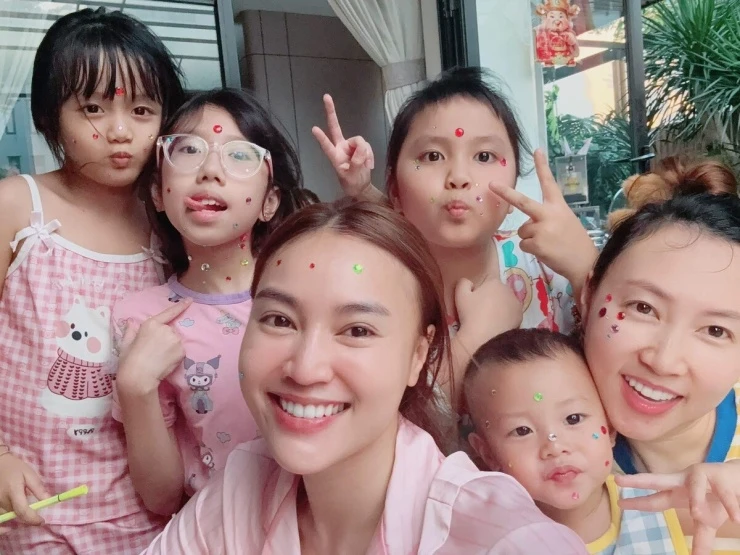 Ảnh sao 4/9: Huyền Baby nghỉ dưỡng trong biệt thự trăm tỷ đồng