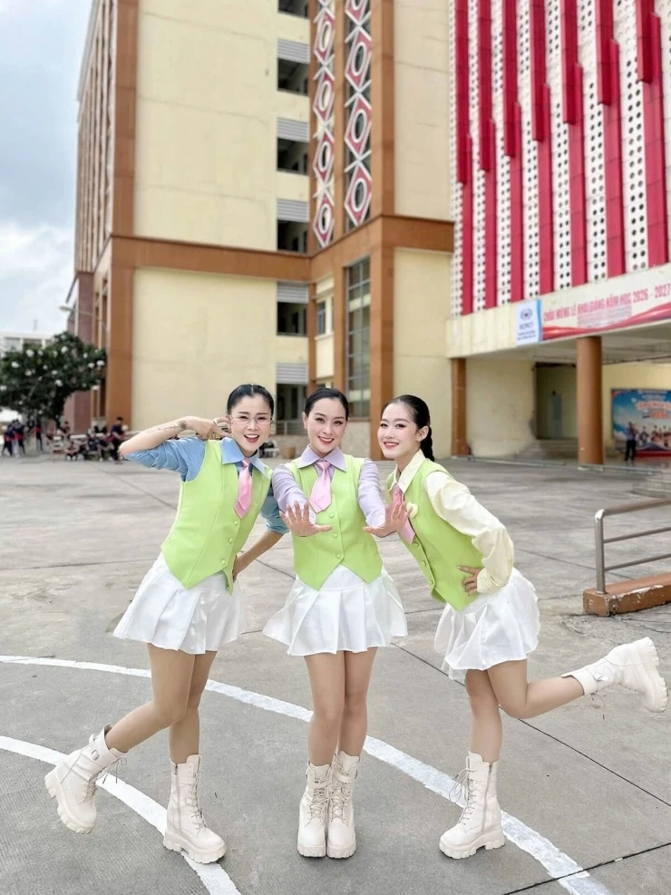 Ảnh sao 6/9: Linh Rin đón sinh nhật cùng nhóm bạn thân Ảnh sao 6/9: Linh Rin đón sinh nhật cùng nhóm bạn thân