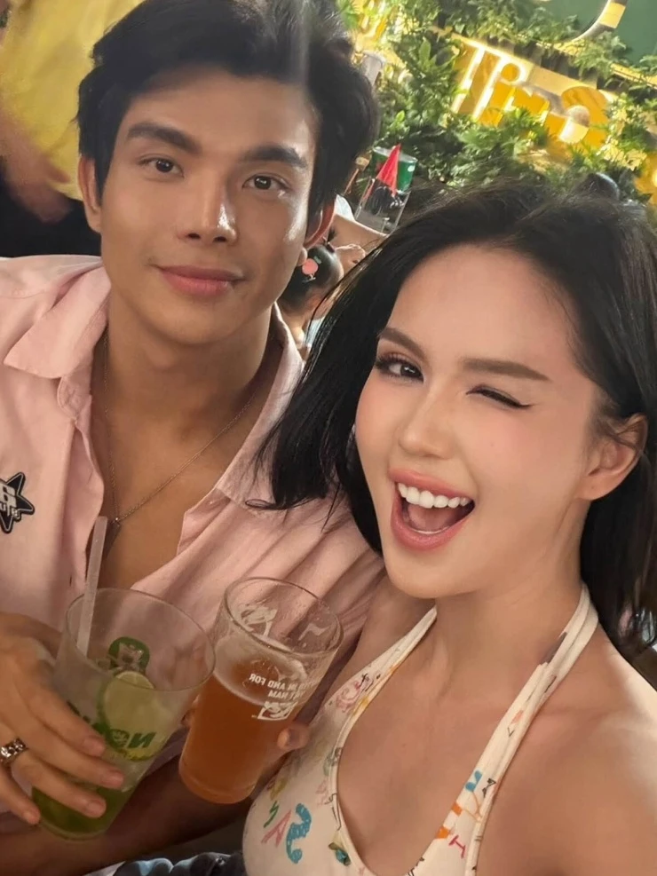 Ảnh sao 6/9: Linh Rin đón sinh nhật cùng nhóm bạn thân Ảnh sao 6/9: Linh Rin đón sinh nhật cùng nhóm bạn thân