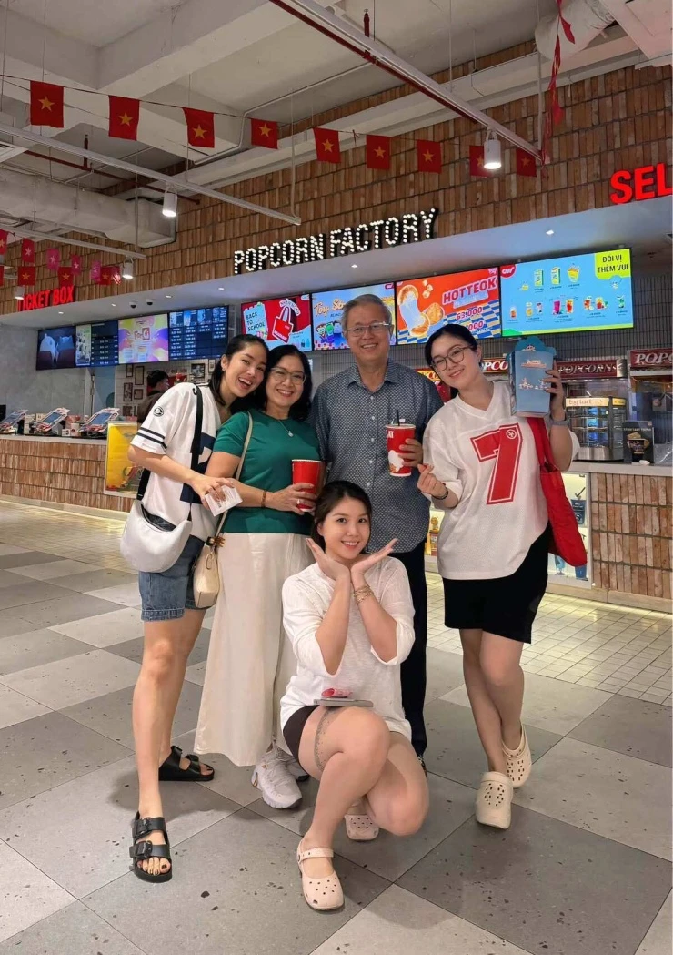 Ảnh sao 7/9: Kim Tuyến tiễn con gái đi du học Trung Quốc