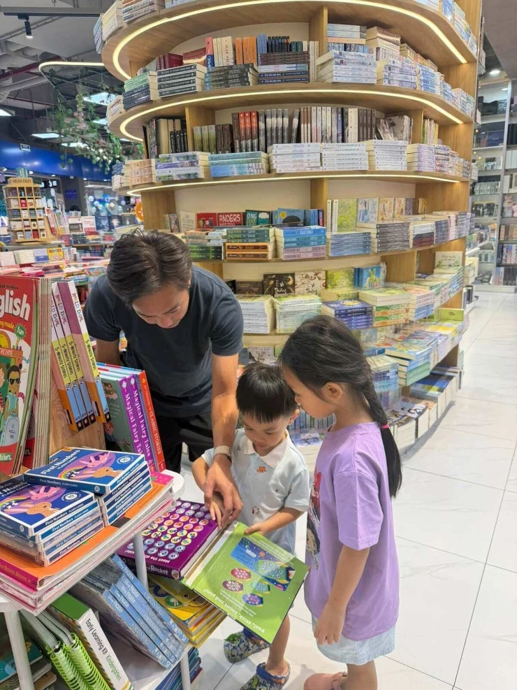 Ảnh sao 7/9: Kim Tuyến tiễn con gái đi du học Trung Quốc