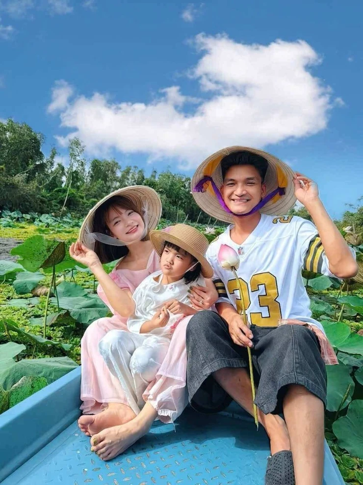 Ảnh sao 7/9: Kim Tuyến tiễn con gái đi du học Trung Quốc