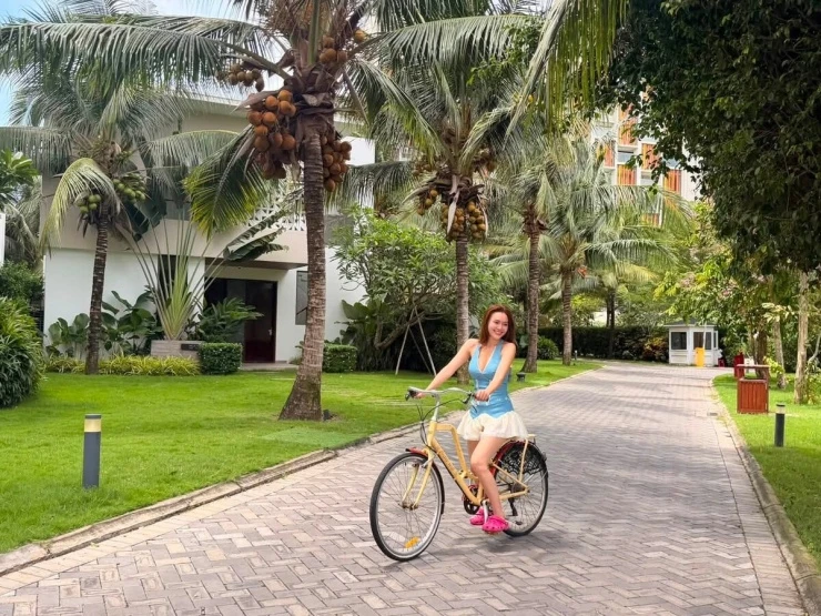 Ảnh sao 7/9: Kim Tuyến tiễn con gái đi du học Trung Quốc