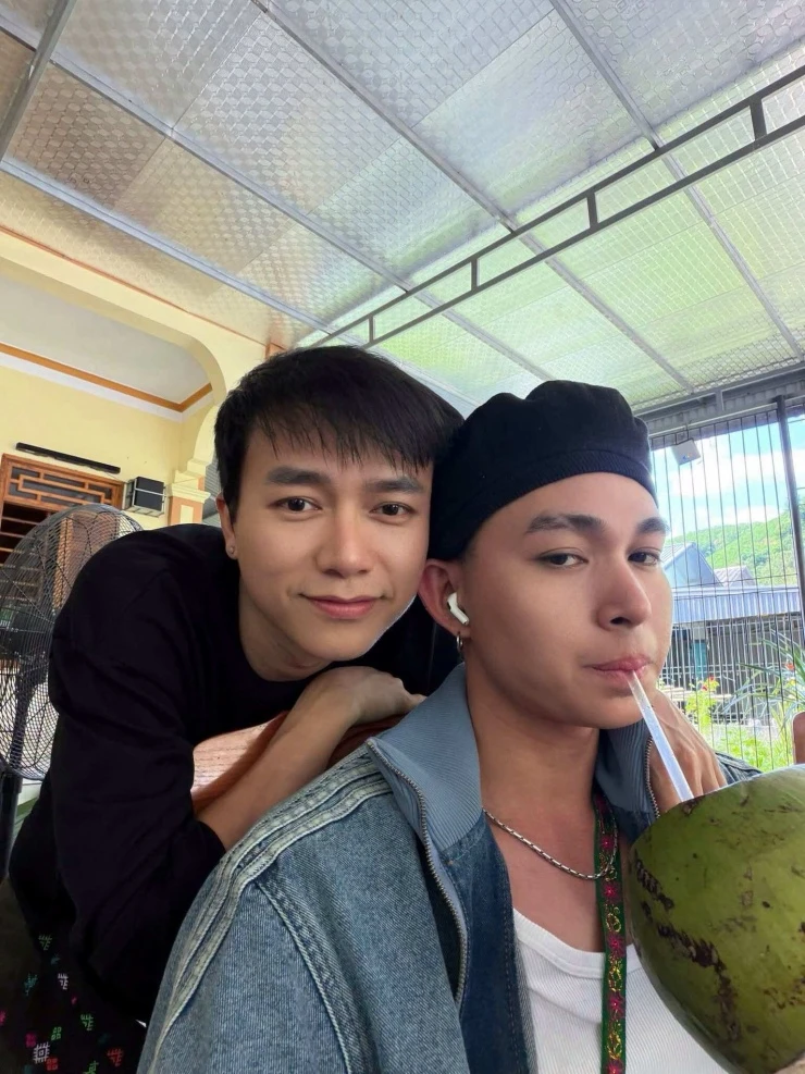 Ảnh sao 8/9: MC Hoàng Oanh khoe đang hạnh phúc
