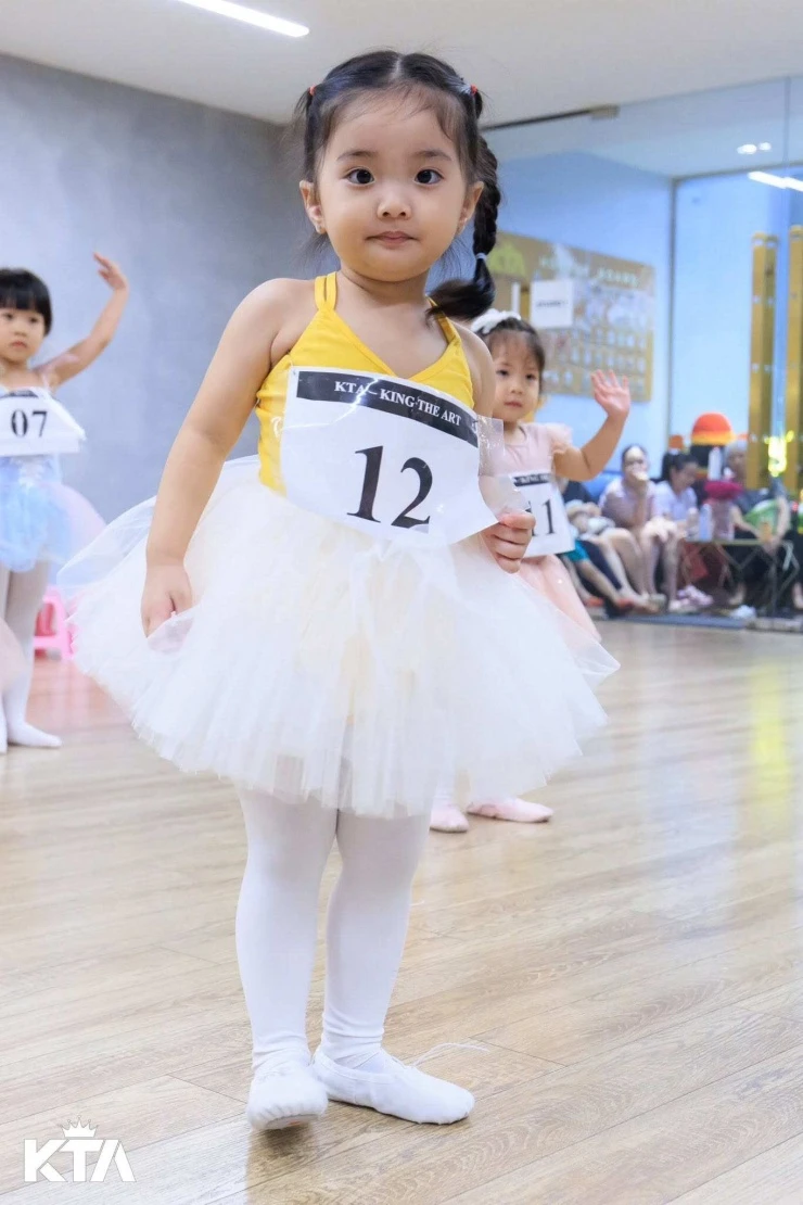 Ảnh sao 8/9: MC Hoàng Oanh khoe đang hạnh phúc