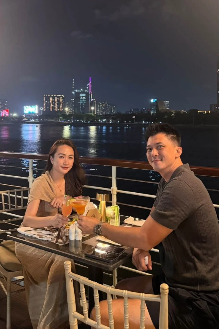 Ảnh sao 8/9: MC Hoàng Oanh khoe đang hạnh phúc