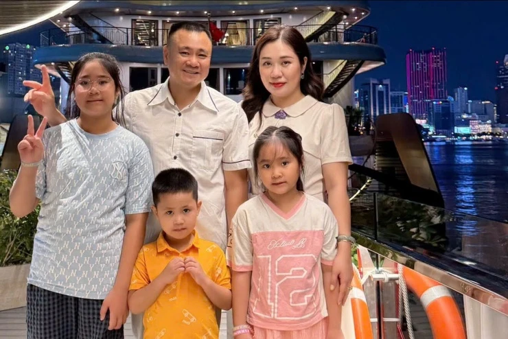 Ảnh sao 8/9: MC Hoàng Oanh khoe đang hạnh phúc