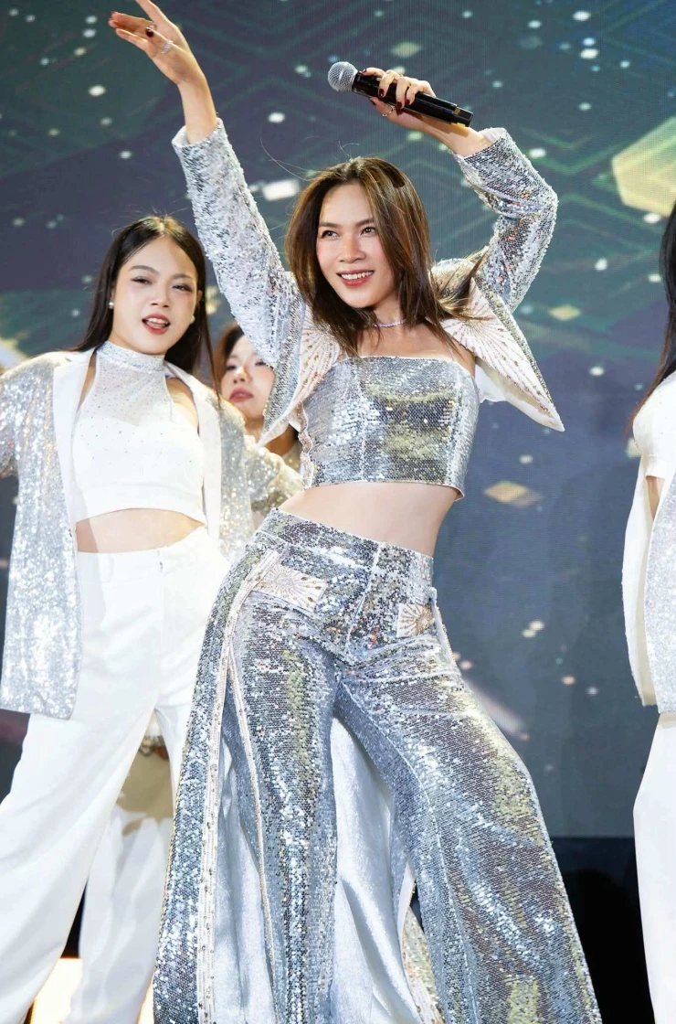 Ảnh sao 8/9: MC Hoàng Oanh khoe đang hạnh phúc