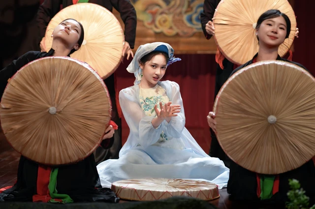 Bảo Anh nghiêng nước nghiêng thành gây chú ý
