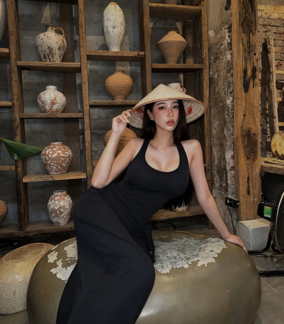 Bất ngờ check-in ở Nhà Thờ Lớn Hà Nội, hot girl khiến CĐM thích thú