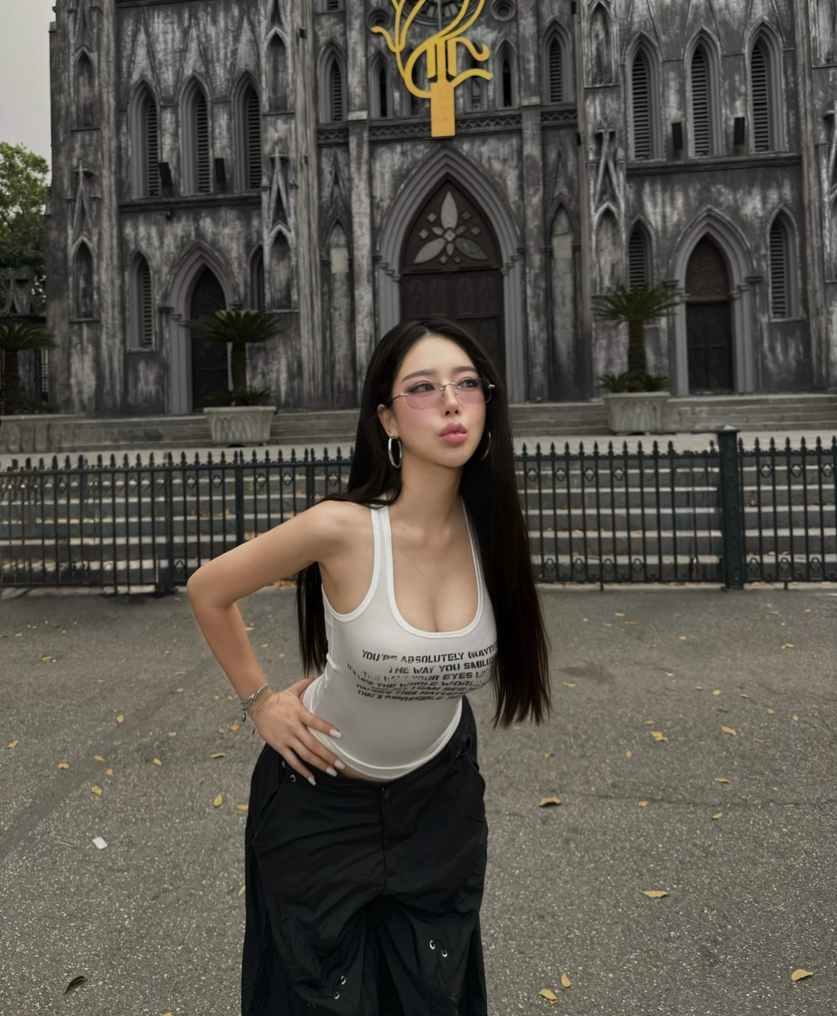 Bất ngờ check-in ở Nhà Thờ Lớn Hà Nội, hot girl khiến CĐM thích thú