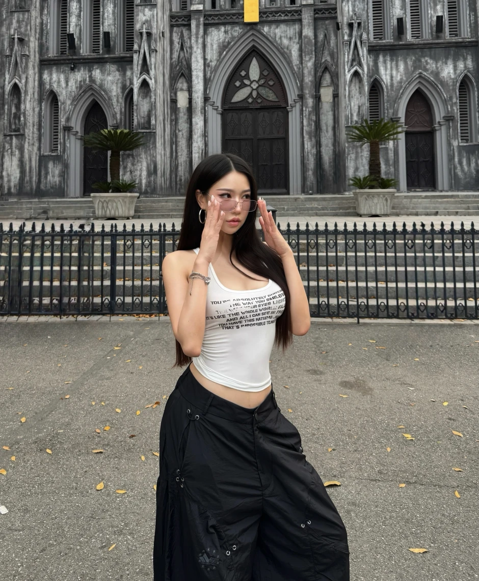 Bất ngờ check-in ở Nhà Thờ Lớn Hà Nội, hot girl khiến CĐM thích thú