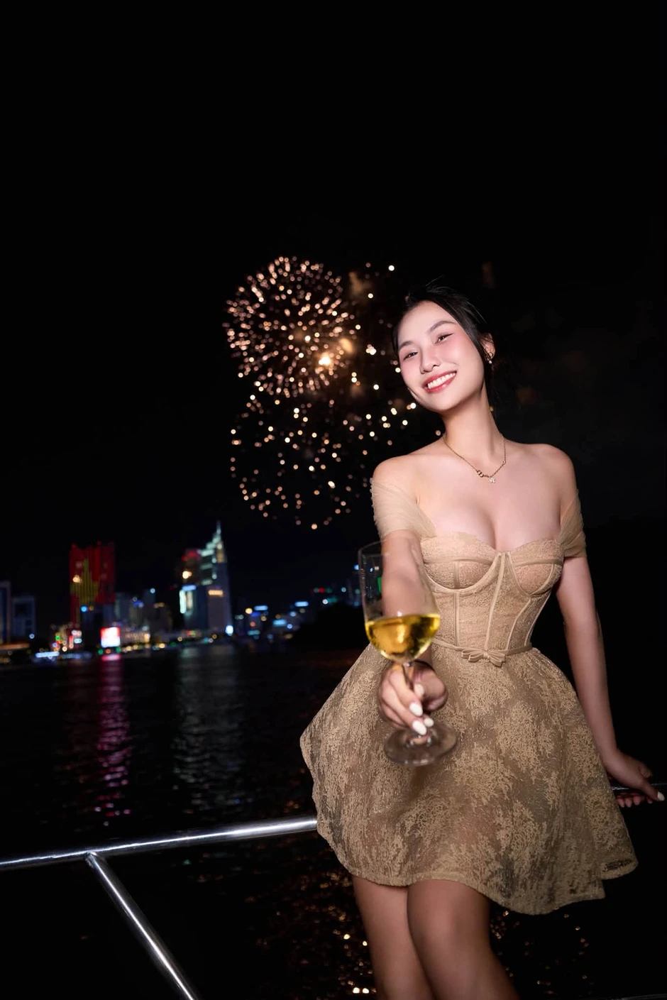 Bắt trọn khoảnh khắc pháo hoa rực rỡ, hot girl có luôn bộ ảnh viral MXH
