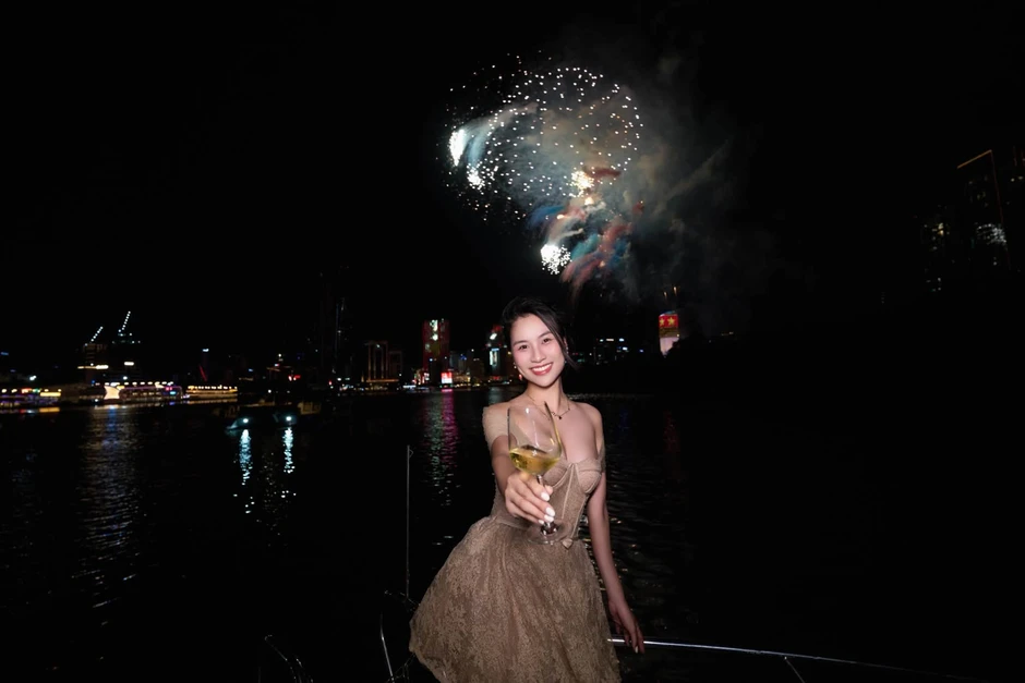 Bắt trọn khoảnh khắc pháo hoa rực rỡ, hot girl có luôn bộ ảnh viral MXH