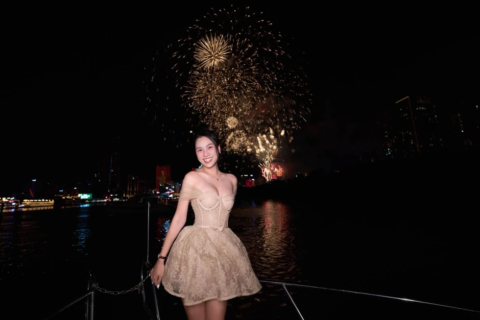 Bắt trọn khoảnh khắc pháo hoa rực rỡ, hot girl có luôn bộ ảnh viral MXH