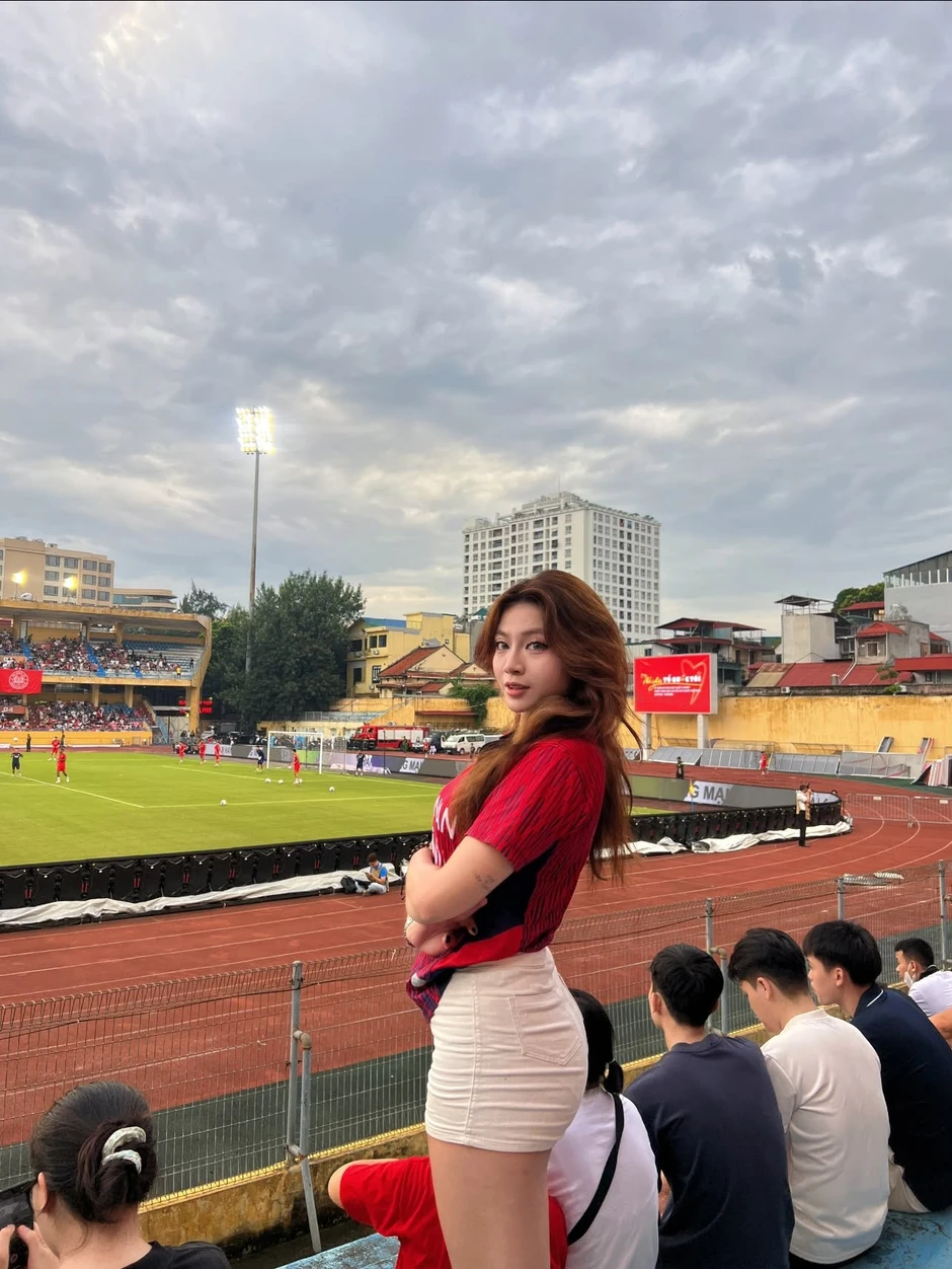 Bắt trọn visual "vạn người mê" của hot girl cheerleader đội bóng Công an Hà Nội