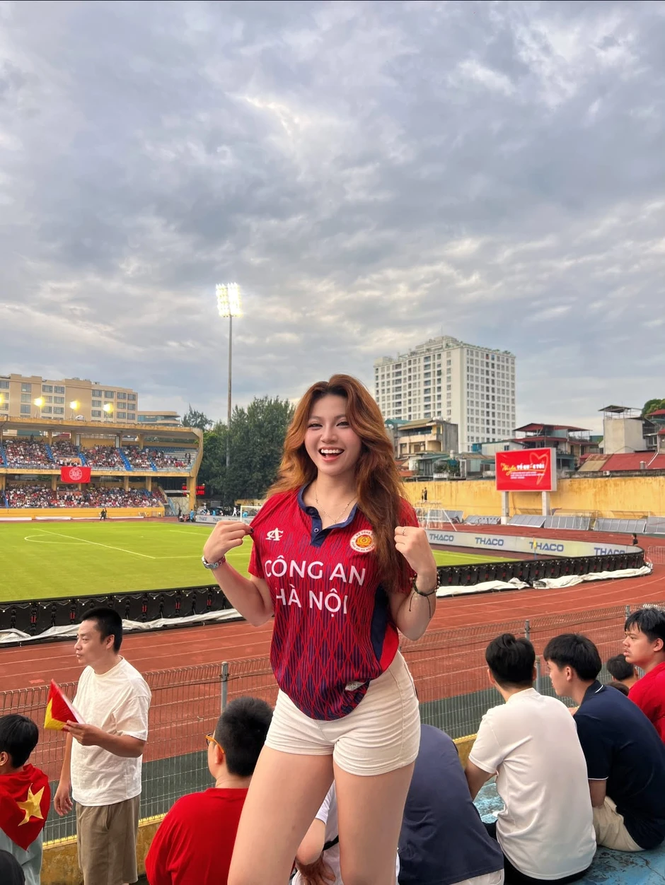 Bắt trọn visual "vạn người mê" của hot girl cheerleader đội bóng Công an Hà Nội