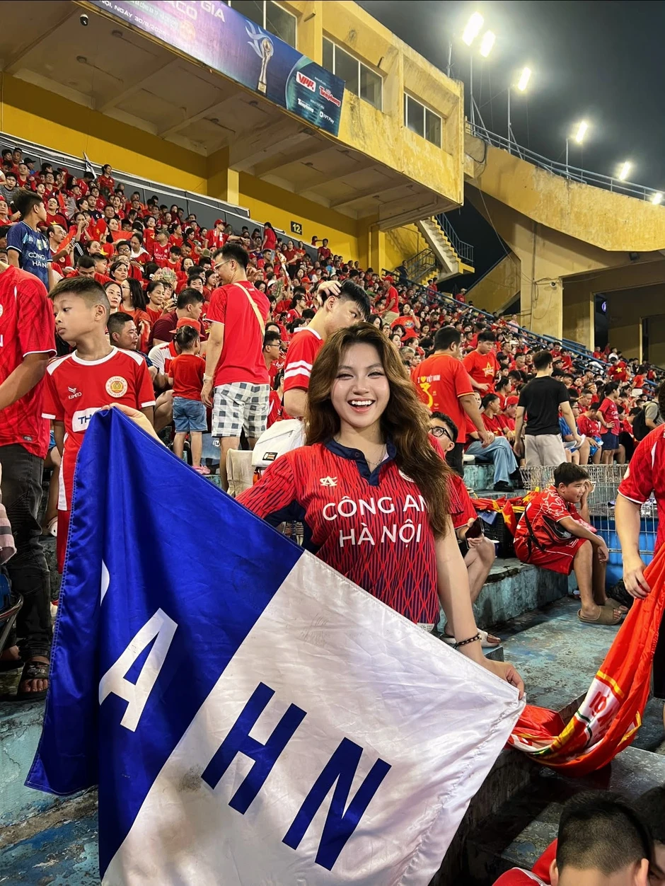 Bắt trọn visual "vạn người mê" của hot girl cheerleader đội bóng Công an Hà Nội