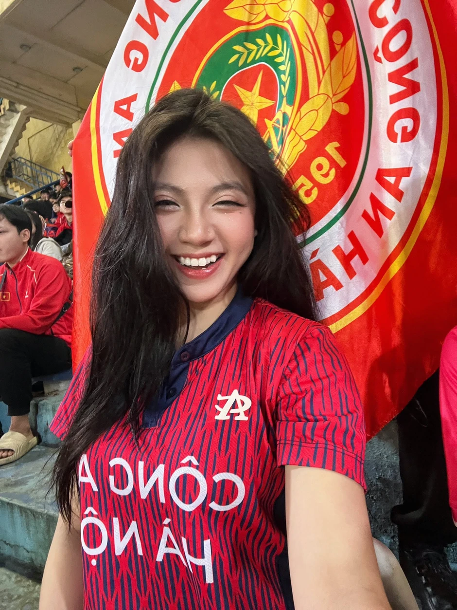 Bắt trọn visual "vạn người mê" của hot girl cheerleader đội bóng Công an Hà Nội