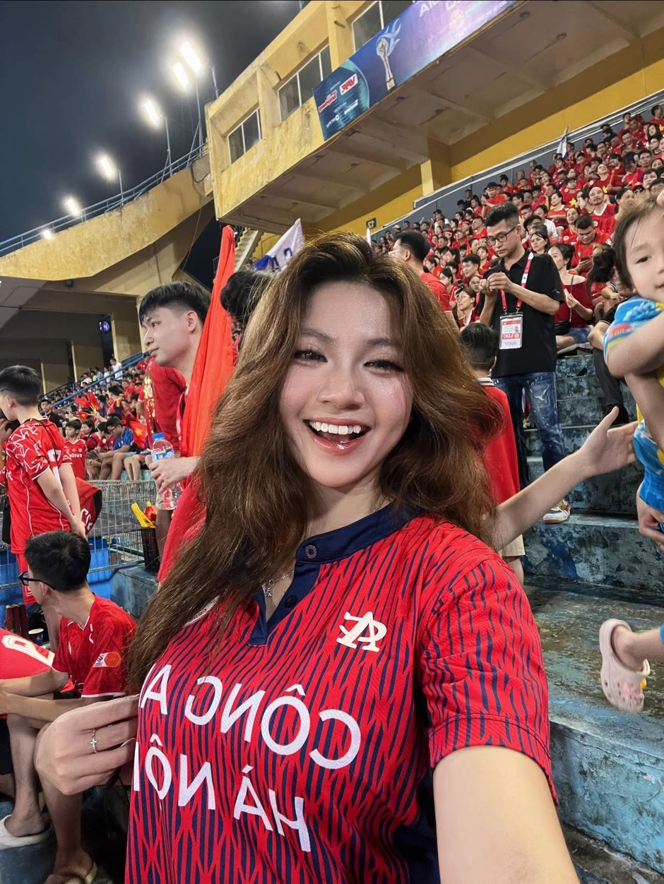 Bắt trọn visual "vạn người mê" của hot girl cheerleader đội bóng Công an Hà Nội