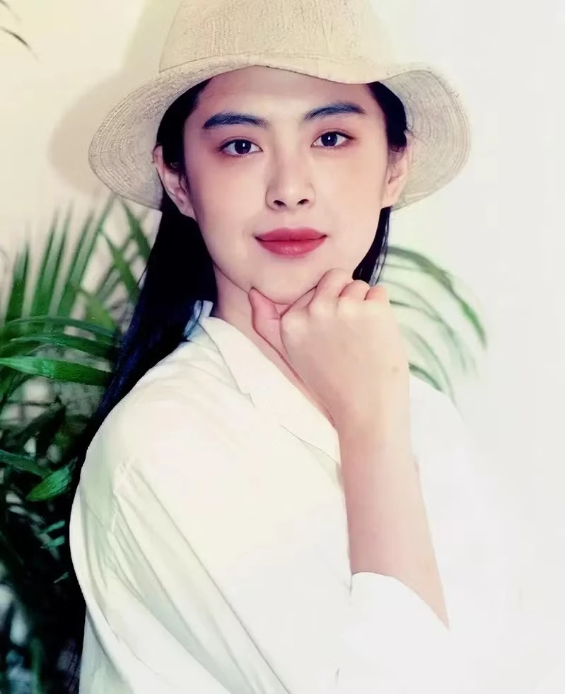 Biểu tượng nhan sắc bất ngờ trả lời phỏng vấn sau 22 năm rời showbiz