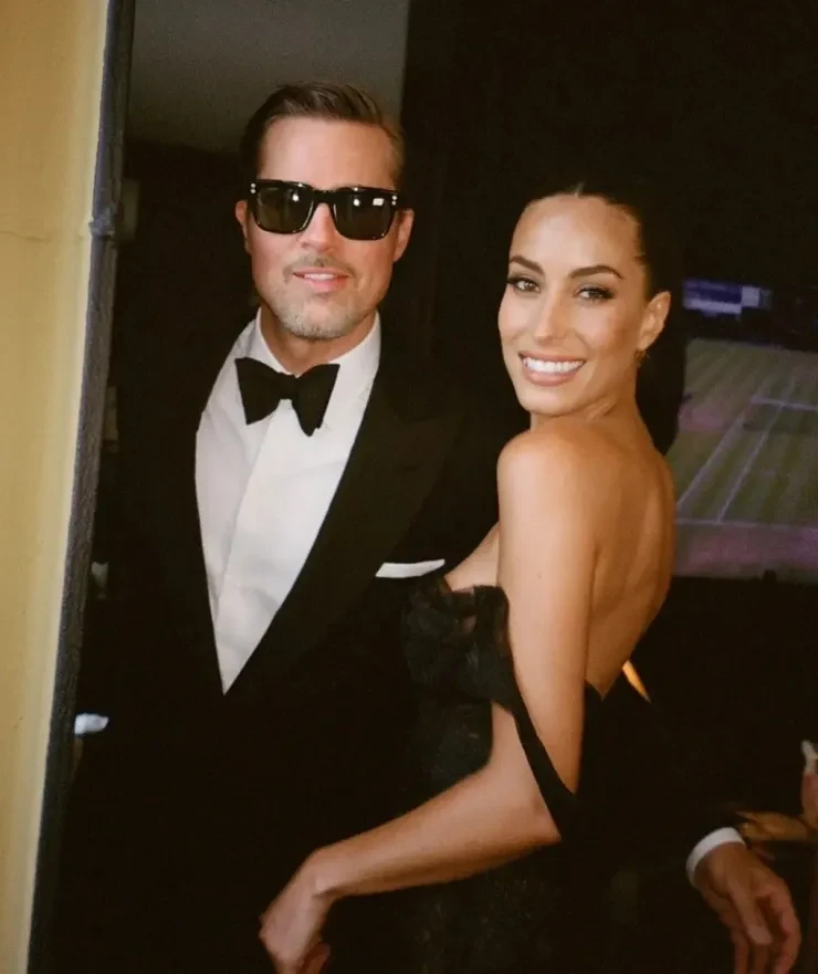 Brad Pitt nắm chặt tay bạn gái ở sân bay Brad Pitt nắm chặt tay bạn gái ở sân bay