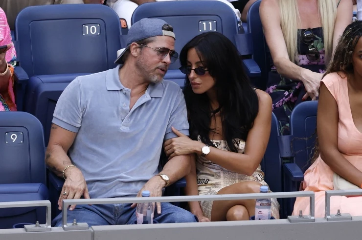 Brad Pitt nắm chặt tay bạn gái ở sân bay Brad Pitt nắm chặt tay bạn gái ở sân bay