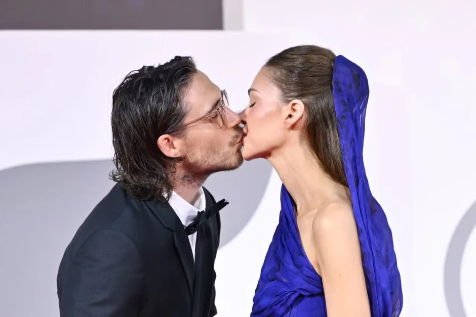 Brooklyn Beckham và vợ chiếm hết sự chú ý trên thảm đỏ Venice